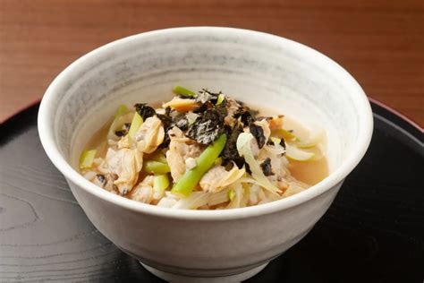 Fukagawa-Meshi: Savory Rice Delight Infused with Fragrant Seaweed and Delicate Broth!