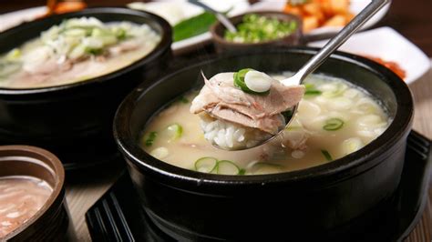  Dwaeji Gukbap: A Seoulful Symphony of Savory Broth and Tender Pork!