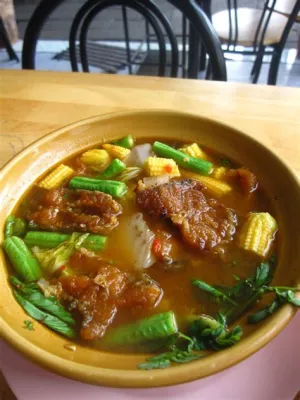  Gaeng Som Pak Ruam: A Tangy and Fiery Explosion of Aromatic Herbs and Fresh Vegetables!