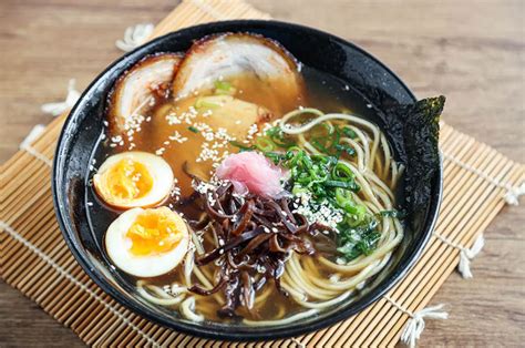  Hakata Ramen: Slurp-Worthy Noodles and Umami-Rich Broth Intertwined in Culinary Harmony!