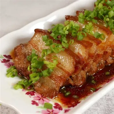   Huanggang's Spicy Braised Pork Belly: A Symphony of Sizzling Fat and Tender Umami?