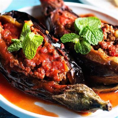  Karnıyarık! - A Mouthwatering Turkish Dish Featuring Tender Eggplant Filled With Savory Lamb and Spices