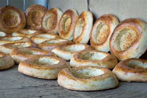 Kyrgyz Osh: A Hearty Celebration of Meat and Dough in Every Bite!