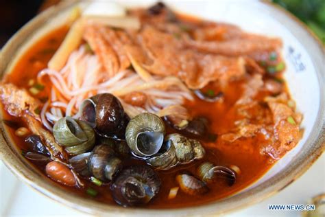  Liuzhou Snail Rice Noodle: A Spicy Symphony of Savory Broth and Chewy Noodles