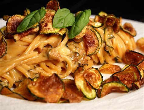  Spaghetti alla Nerano? An Indulgent Symphony of Zucchini and Provolone Cheese!