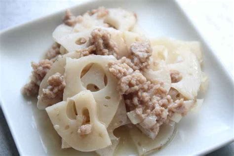  Steamed Pork with Lotus Root: A Delicate Dance of Aromatic Umami and Refreshing Crispness?